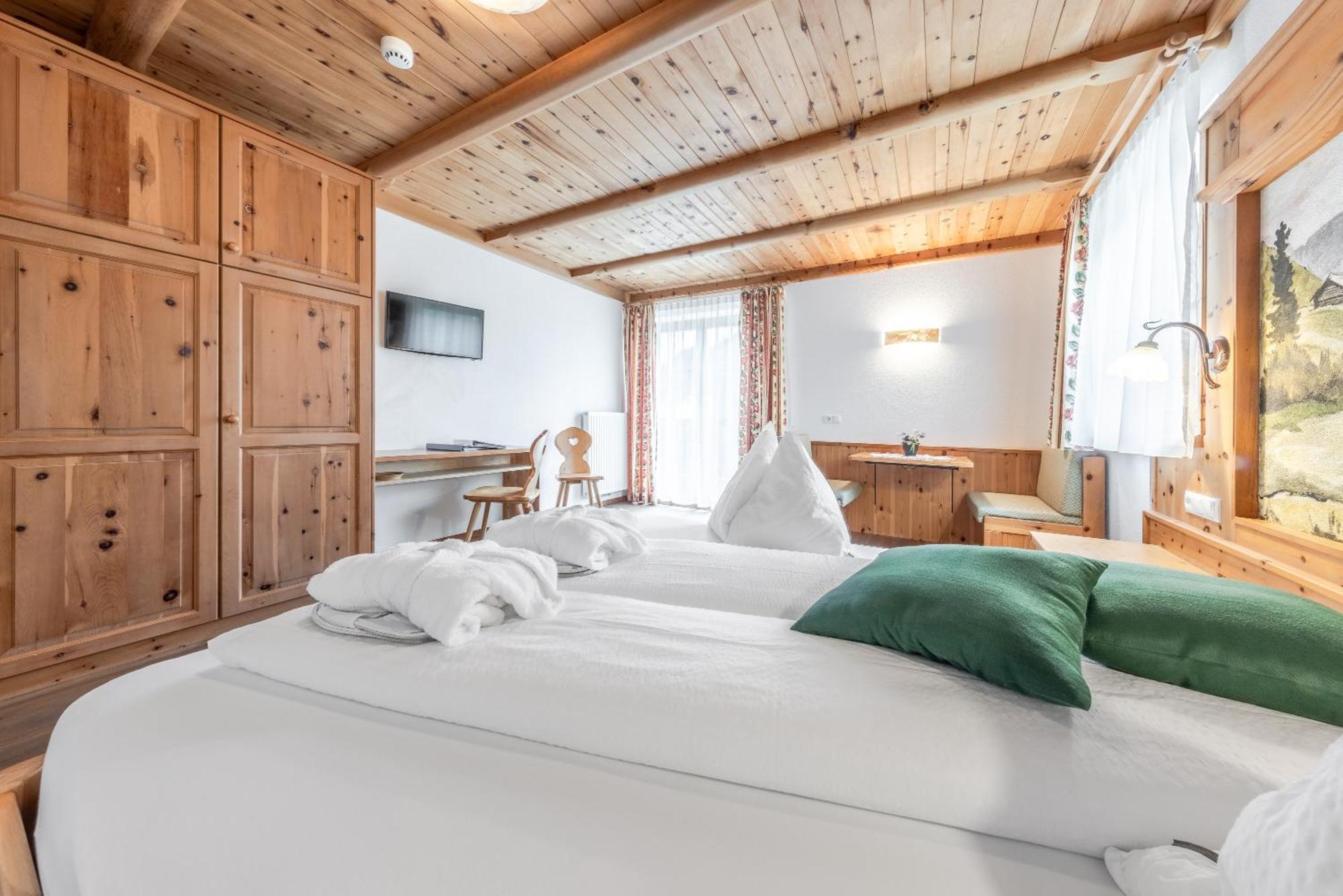 Hotel Pension Odles 산 마르티노 인 바디아 외부 사진
